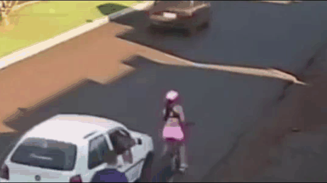 Clip: Đạp xe trên đường, cô gái bị tên biến thái đi ô tô sàm sỡ vòng 3