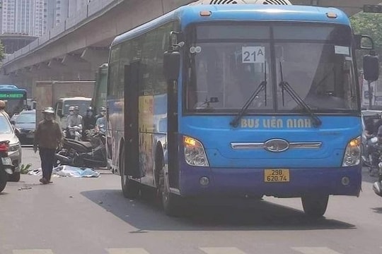 Tông vào ô tô, lái xe máy tiếp tục va vào xe buýt, tử vong trên đường