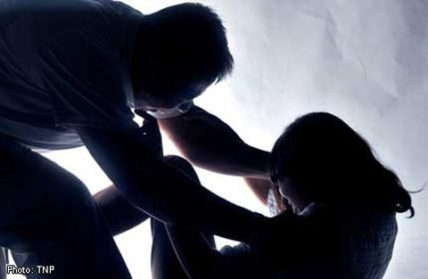 Truy tố người mẹ canh giữ cho “chồng hờ” hiếp dâm con gái