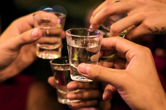 Gọi cảnh sát để thoát cảnh bạn ép uống rượu, người đàn ông bị tạm giữ