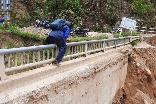 Thót tim cảnh người dân miền núi Quảng Nam bám lan can đi qua cầu Khỉ