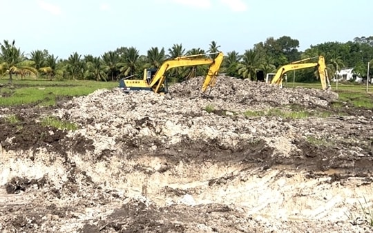 Thuê cần cẩu san lấp đất nông nghiệp trái phép