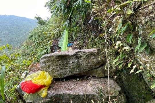 Cận cảnh hốc đá dưới vực sâu Yên Tử nơi người phụ nữ sống sót qua 7 ngày