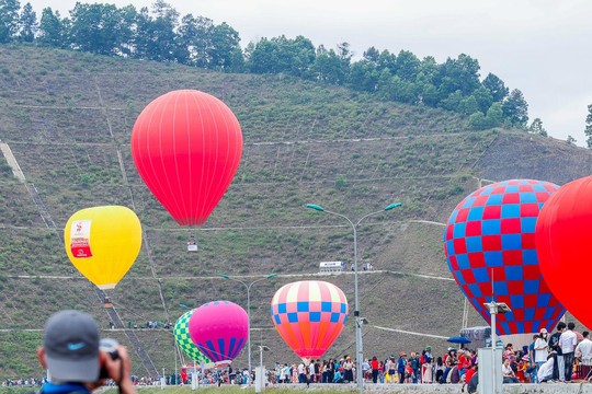 Ảnh: Trình diễn bay khinh khí cầu 'Cuộc dạo chơi của Sao La - Kỳ lân châu Á'