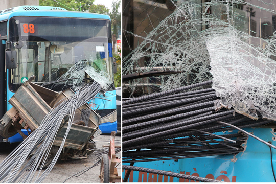 Ảnh: Xe ba bánh chở bó thép hơn 10m xuyên thủng đầu xe buýt trên phố Hà Nội