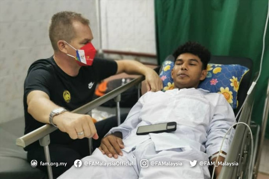 Cầu thủ U23 Malaysia trở lại tập luyện sau 1 đêm nằm viện