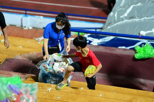 CĐV Việt Nam nán lại dọn rác trên sân Việt Trì sau trận hoà U23 Philippines