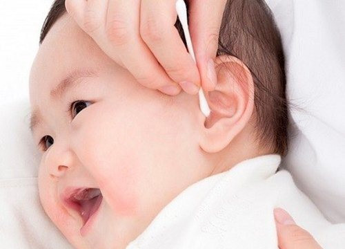 Phụ huynh có nên lấy ráy tai cho trẻ không?
