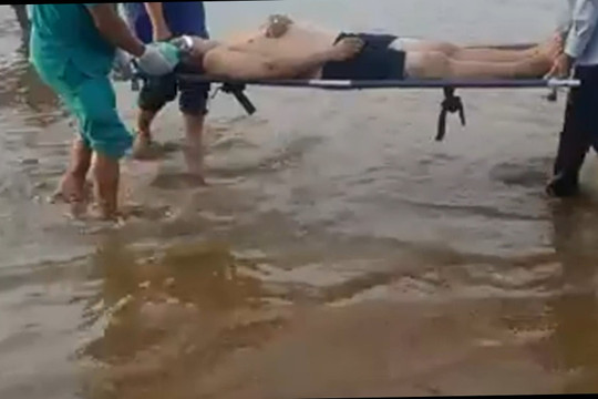 CLIP: Đi chơi bị chìm xuồng trên hồ Đa Tôn ở Đồng Nai, 2 người mất tích