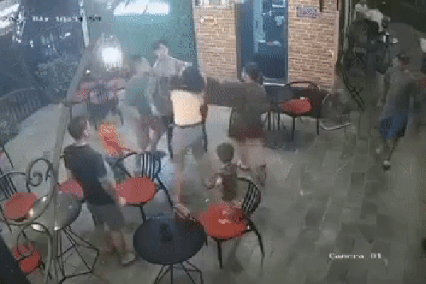 Clip: Nhóm người hung hăng đánh nữ nhân viên quán cà phê túi bụi