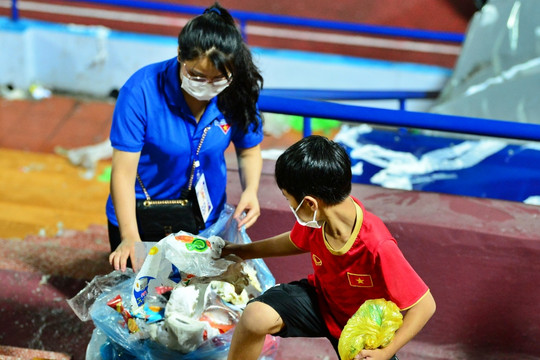 Khoảnh khắc SEA Games 31: Ấn tượng cậu bé tự nguyện nhặt rác sau trận đấu ở sân Việt Trì