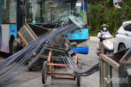 Xe ba gác chở tôn, sắt trên đường, tai họa ẩn hiện khắp phố ở Hà Nội