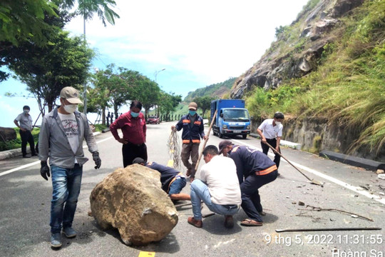 Kinh hãi những khối đá nặng cả tấn rơi trên tuyến đường du lịch bán đảo Sơn Trà