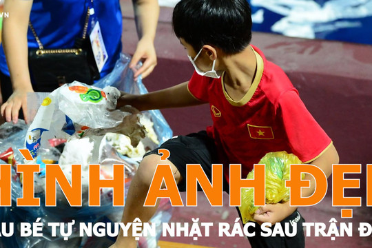 Clip: Ấn tượng cậu bé tự nguyện nhặt rác sau trận đấu ở sân Việt Trì