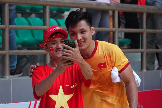 Người hâm mộ đội tuyển futsal Việt Nam bủa vây thủ môn Hồ Văn Ý