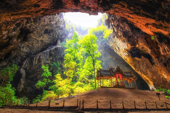 Bên trong hang động huyền ảo từng là nơi dừng chân của các vị vua xứ chùa Vàng