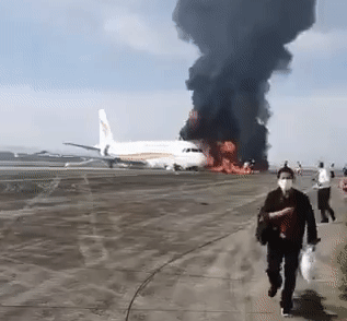 Máy bay Trung Quốc bốc cháy dữ dội trên đường băng