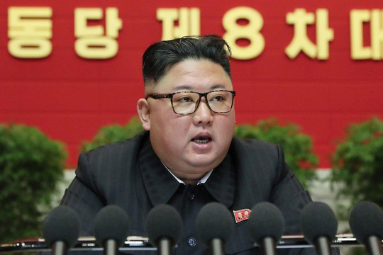 Ông Kim Jong-un lệnh phong tỏa tất cả các thành phố sau khi có ca nhiễm Covid-19 đầu tiên