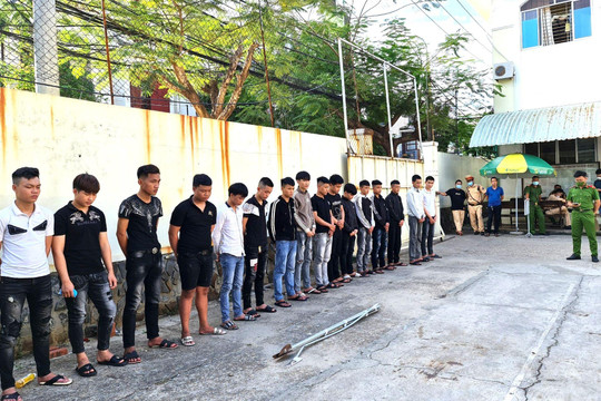 40 thanh thiếu niên vác dao phóng lợn hỗn chiến trên đường phố Đà Nẵng