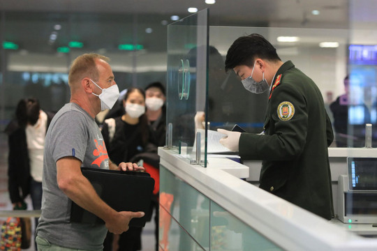 Việt Nam dừng yêu cầu xét nghiệm Covid-19 với khách nhập cảnh