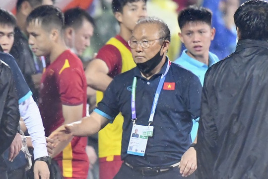 HLV Park Hang-seo trầm ngâm sau trận thắng của U23 Việt Nam