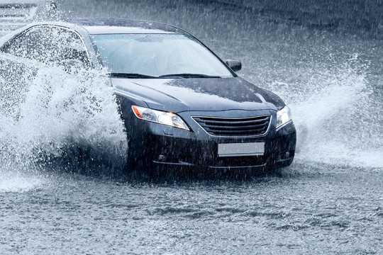 Kinh nghiệm của tài già lái ô tô đường trơn dưới mưa