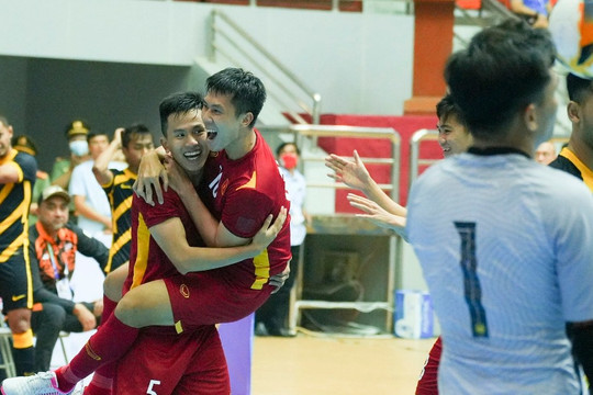 Futsal Việt Nam dễ dàng đánh bại Malaysia 7-1 để lên ngôi đầu bảng