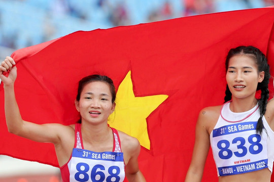 Khoảnh khắc Nguyễn Thị Oanh giành HCV 1500m điền kinh ở SEA Games 31