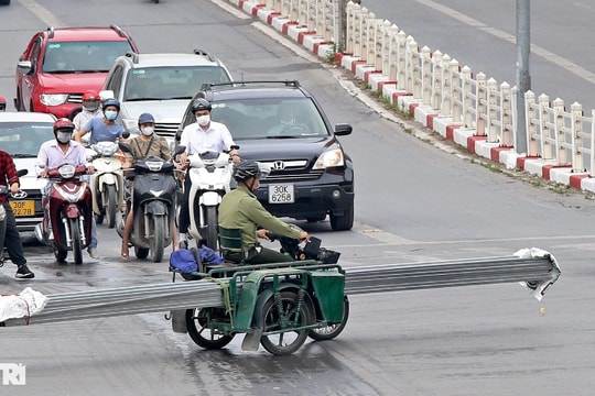 Xe ba gác, tự chế chở sắt dài nguy hiểm tung hoành trên đường phố Hà Nội