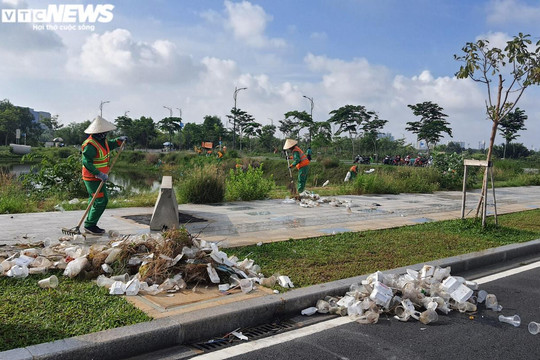 Thu gom hàng tấn rác giữa khu đô thị mới Thủ Thiêm