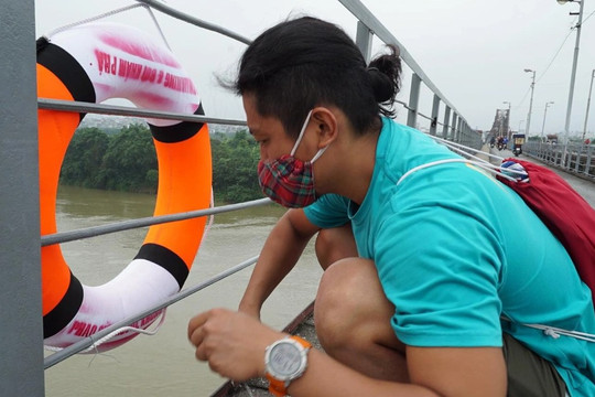 Lắp nhiều phao cứu sinh trên các cây cầu bắc qua sông Hồng ở Hà Nội