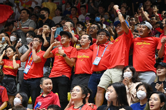 Hơn 1500 cổ động viên "cháy" hết mình cổ vũ đội tuyển bóng rổ Việt Nam
