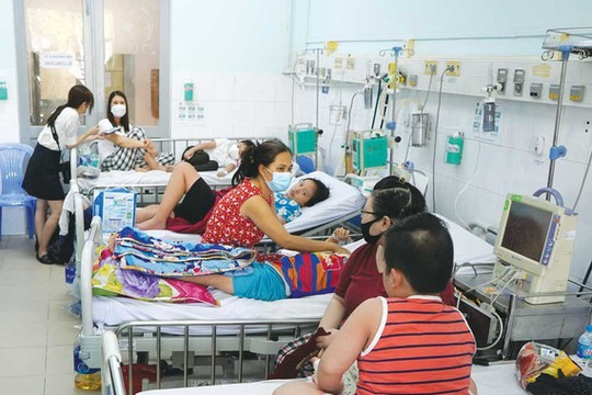 Bệnh nhi sốt xuất huyết nhập viện tăng cao tại Cần Thơ, Sóc Trăng
