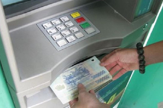 Công an Hà Nội tìm người bỏ quên 10 triệu đồng ở cây ATM