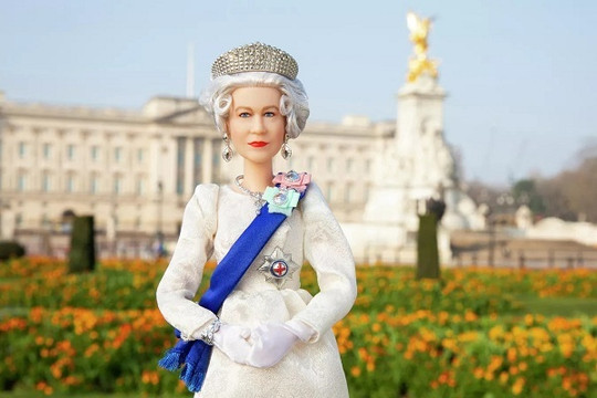 Búp bê Barbie có khuôn mặt của Nữ hoàng Elizabeth II bán hết sạch trong ‘một nốt nhạc’