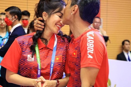 Phan Hiển hôn Khánh Thi ngọt ngào sau khi đoạt 3 HCV SEA Game 31