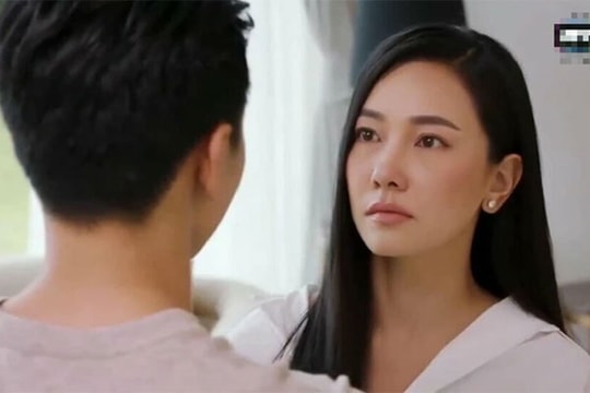 Giật mình khi nghe giọng nói quen thuộc mời mua vé số, lúc ngẩng lên nhìn thì vợ chồng tôi đều tái mặt