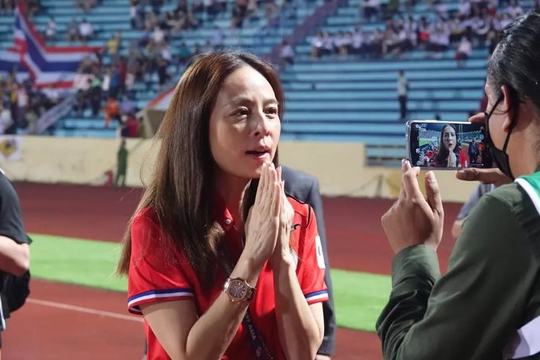 Nữ trưởng đoàn U23 Thái Lan gặp chấn thương