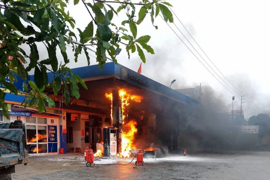 Lái xe ô tô đạp nhầm chân ga làm cây xăng ở Thừa Thiên - Huế bốc cháy