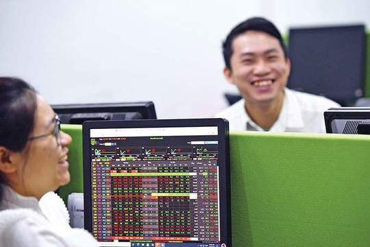 Hàng trăm cổ phiếu tím trần, chứng khoán Việt Nam tăng mạnh nhất thế giới