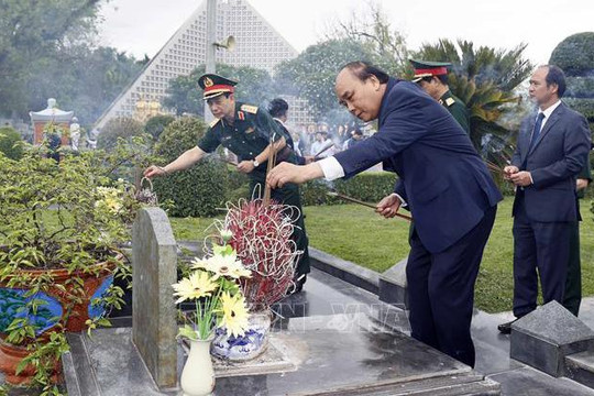 Chủ tịch nước tưởng niệm các Anh hùng liệt sĩ, tặng quà cựu chiến binh Điện Biên Phủ