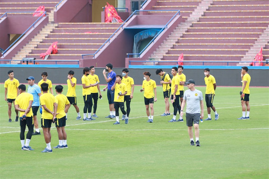 U23 Malaysia tham quan sân Việt Trì chuẩn bị đấu U23 Việt Nam