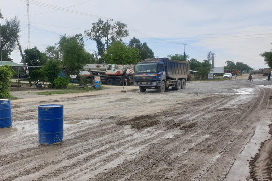 'Binh đoàn' xe tải cày nát đường nối 2 khu kinh tế, dân mang thùng phuy chặn xe