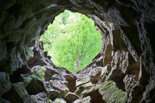 Giếng xoắn ốc bí ẩn ở lâu đài giữa rừng