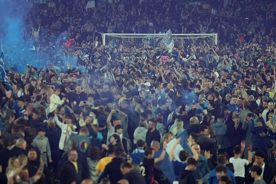 Trụ hạng thành công, CĐV Everton tràn xuống sân ăn mừng như nhà vô địch