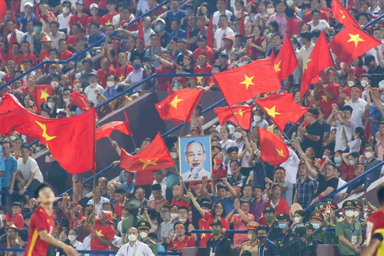 Trận đấu của U23 Việt Nam giữa rừng cờ đỏ ngày sinh nhật Bác