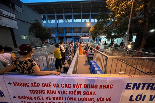 Xếp ghế, trải chiếu chờ nhận vé xem tuyển nữ Việt Nam đấu Thái Lan