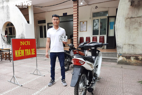 Hà Nội: Chỉ mất 30 phút để đăng ký, bấm biển xe máy ở công an xã