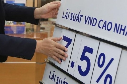 Lãi suất vượt đỉnh 7,5%, cuộc đua hút tiền trăm tỷ