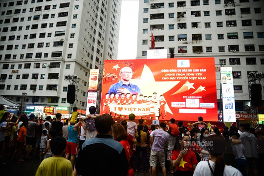 SEA Games 31: Dân Hà Nội cổ vũ cho U23 Việt Nam qua màn hình LED khổng lồ